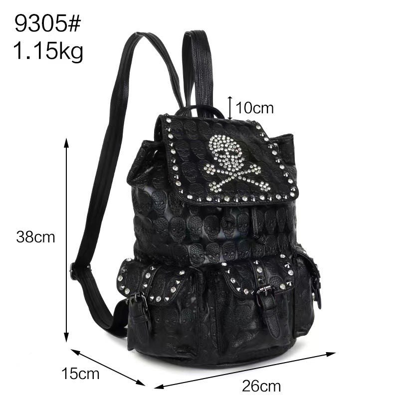 Lederrucksack mit Nieten und Diamanten