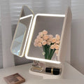 Dreifach LED-Makeup-Spiegel mit USB-Ladefunktion – Bild 1 | LuxeStyle