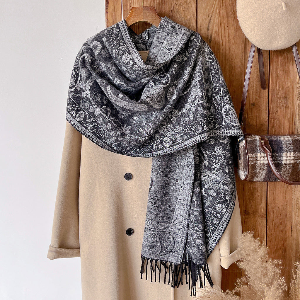 Warmer Jacquard-Poncho mit Quasten