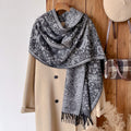Warmer Jacquard-Poncho mit Quasten