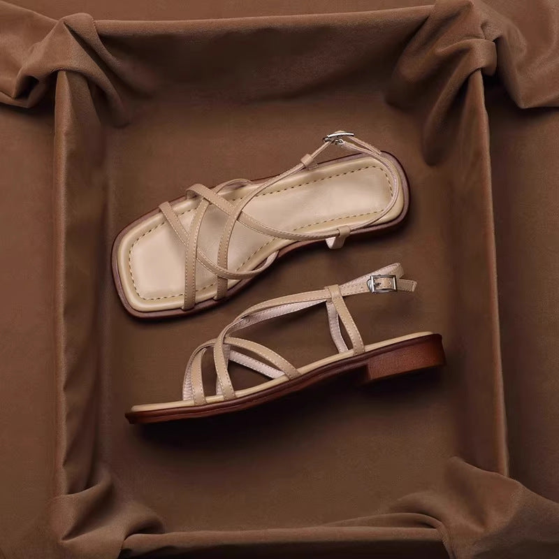 Sandalen im Retro-Stil mit überkreuzten Riemen