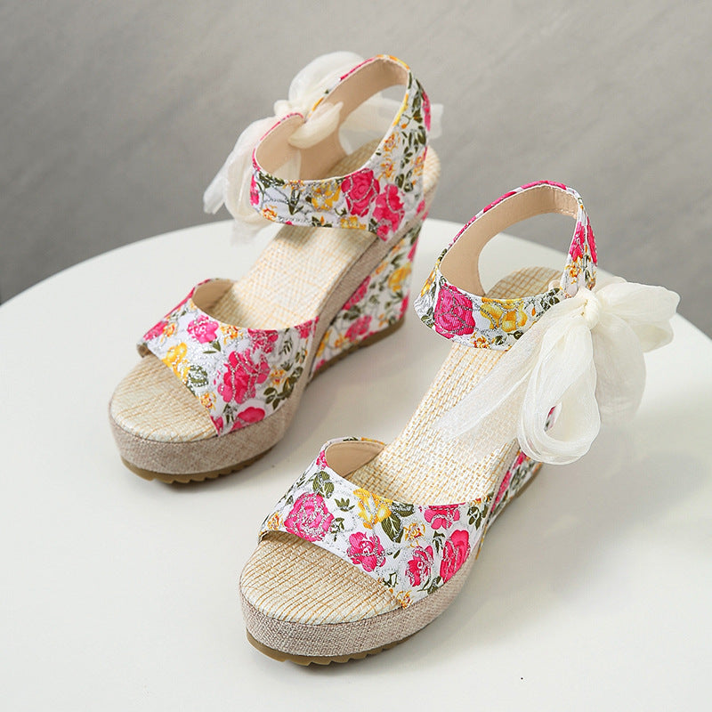 Bedruckte Sandalen mit Schnürung