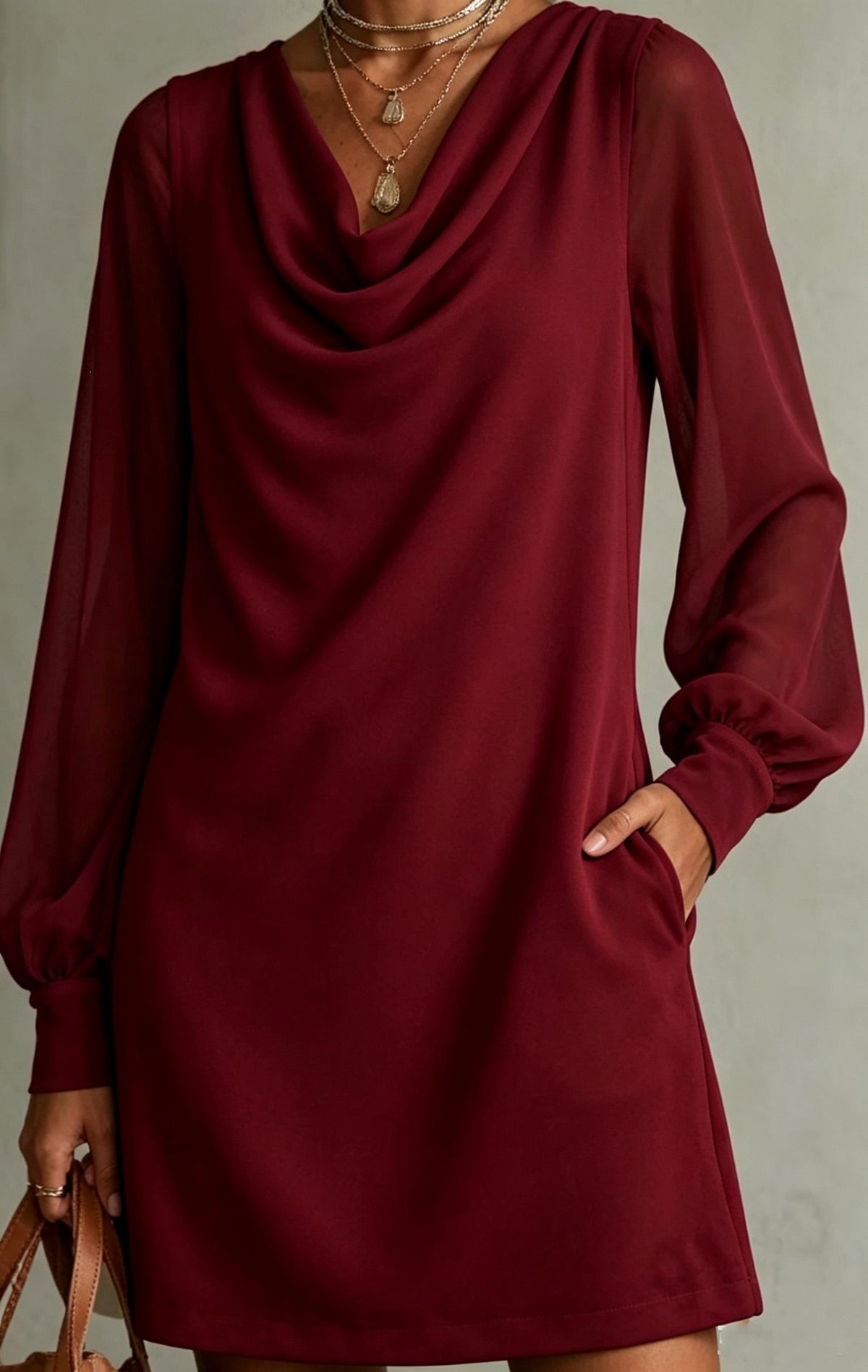 Kurzes Damenkleid mit Wasserfallausschnitt – Bild 10 | LuxeStyle