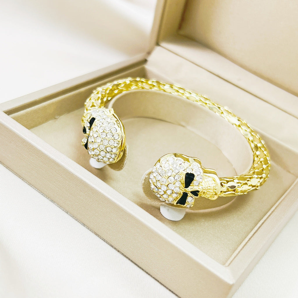 Glitzernder Totenkopf-Armreif mit Diamanten