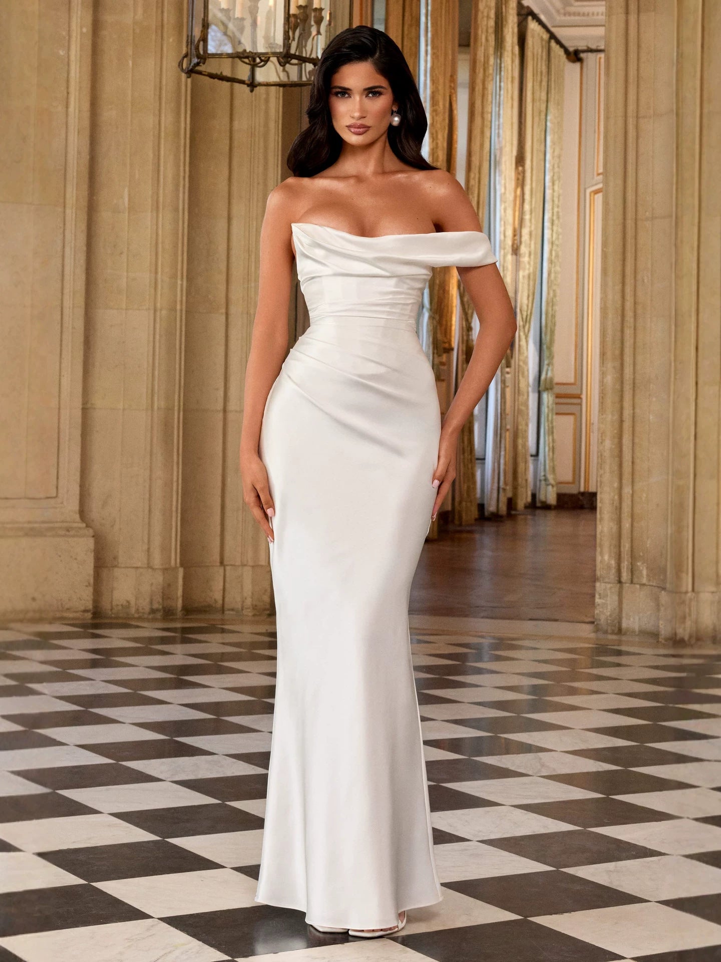 Off-Shoulder Satin-Kleid mit Taillenschnürung