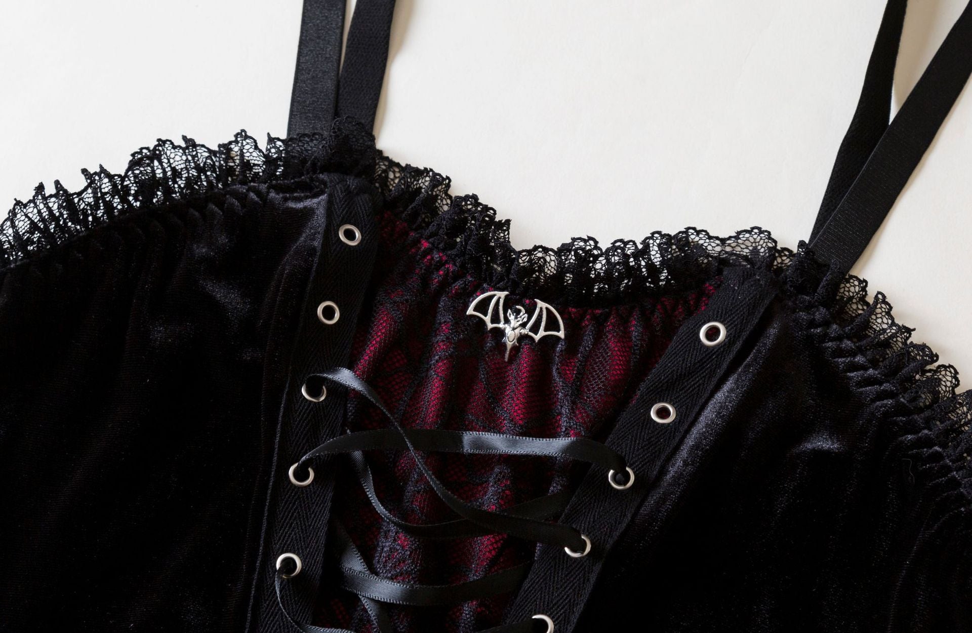 Samt-Camisole mit Schnürung