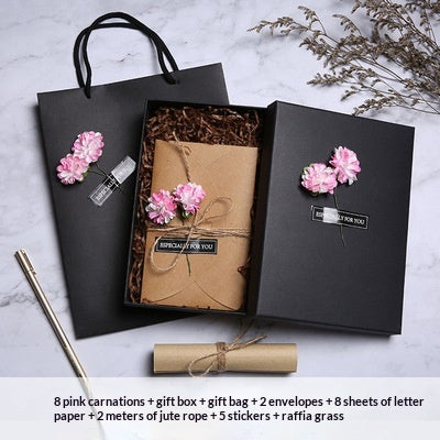 Geschenkbox im Retro-Stil mit Rosen oder Calla