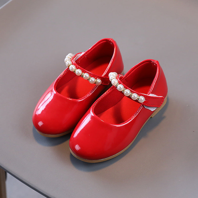 Mädchenlederschuhe mit Perlenverschluss und weicher Sohle