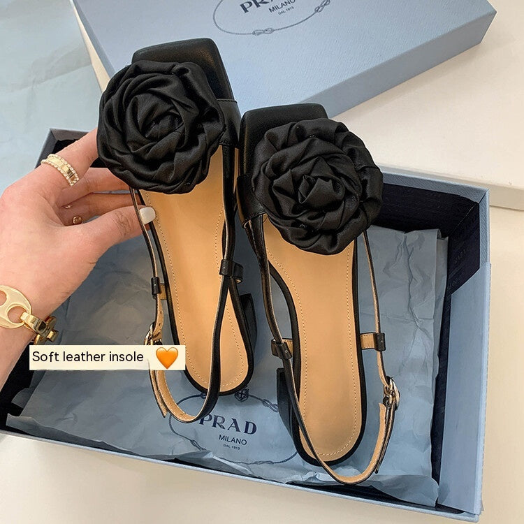 Elegante Satin-Sandalen mit Seidenblüten – Bild 3 | LuxeStyle