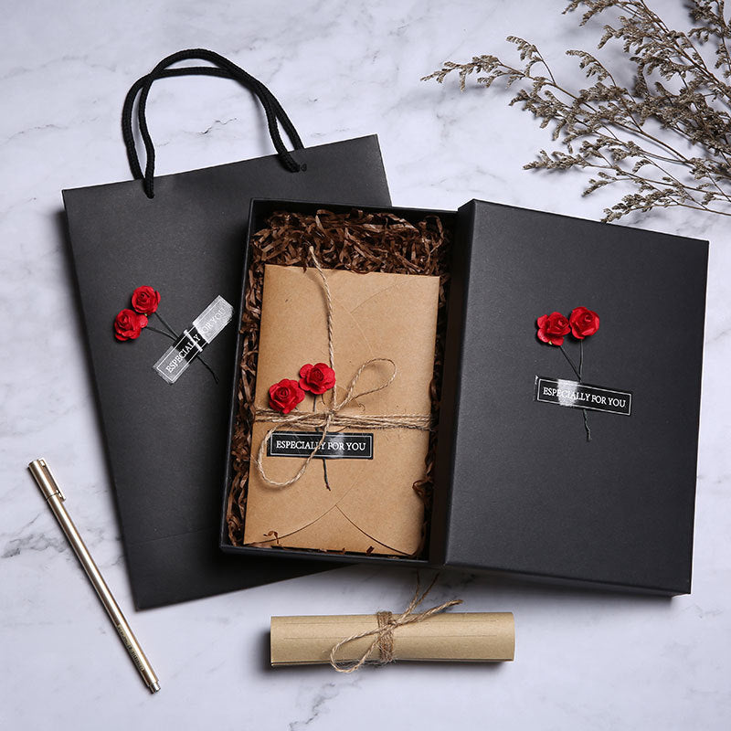 Geschenkbox im Retro-Stil mit Rosen oder Calla