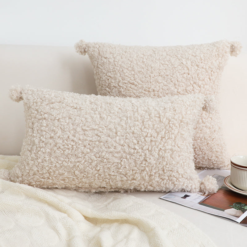 Kuscheliges Zierkissen mit Plüschbällen – Bild 4 | LuxeStyle
