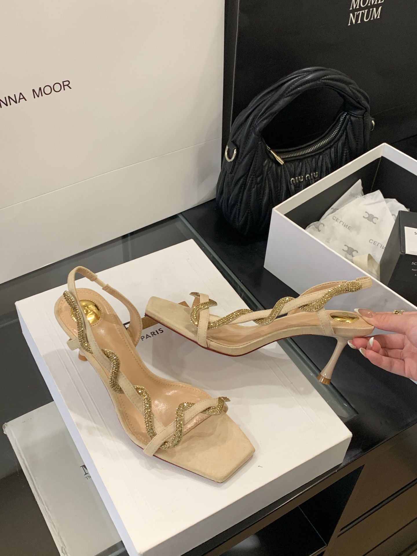 Elegante Stiletto-Heels mit Rhinsternen