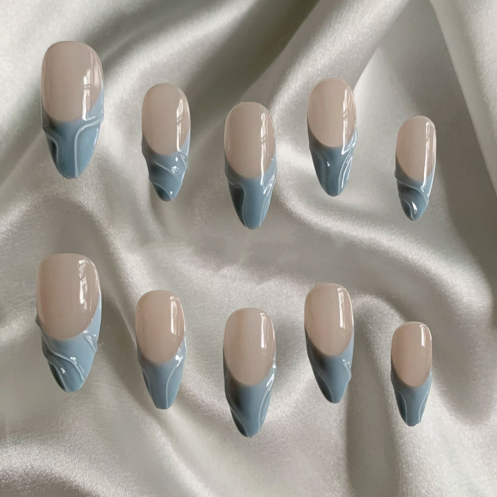 Blaue handgemachte Nägel zum Aufkleben