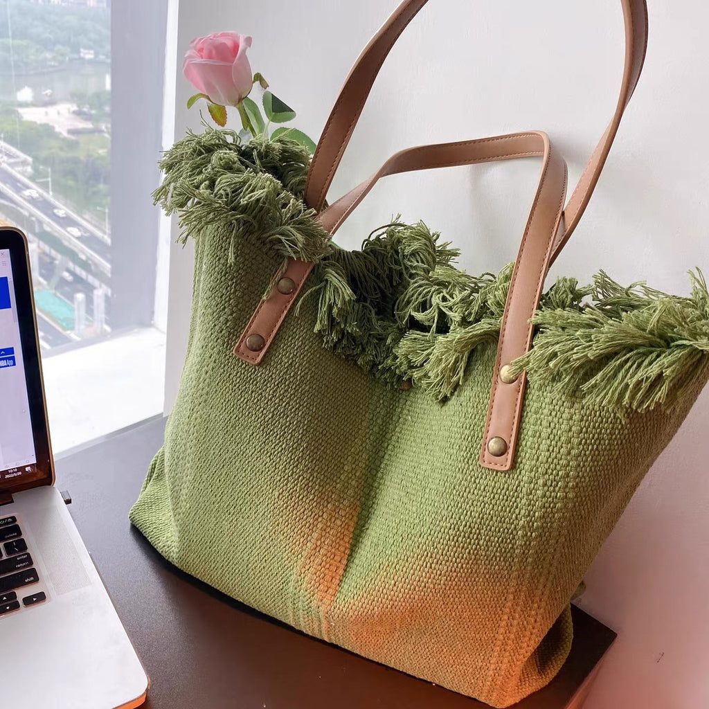Grosse Canvas-Schultertasche mit Quaste – Bild 6 | LuxeStyle