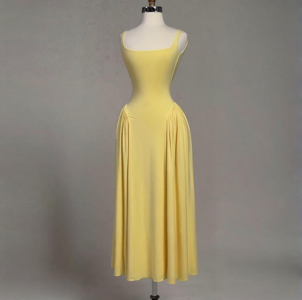 Elegantes Plisseekleid mit eckigem Ausschnitt