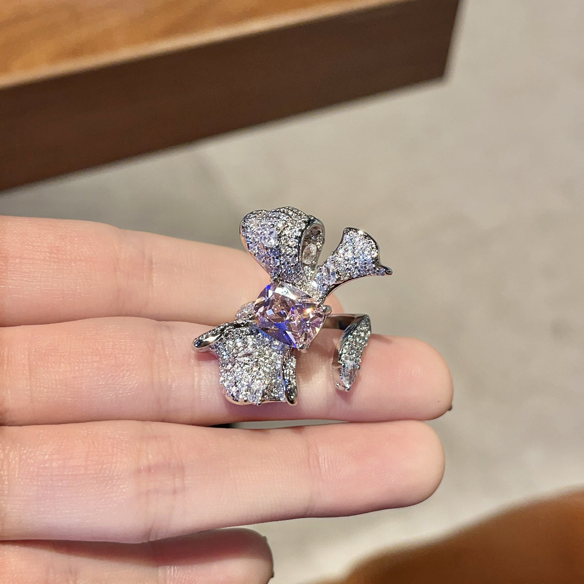 Verstellbarer Ring mit rosa Strassstein und Blüten-Design | LuxeStyle
