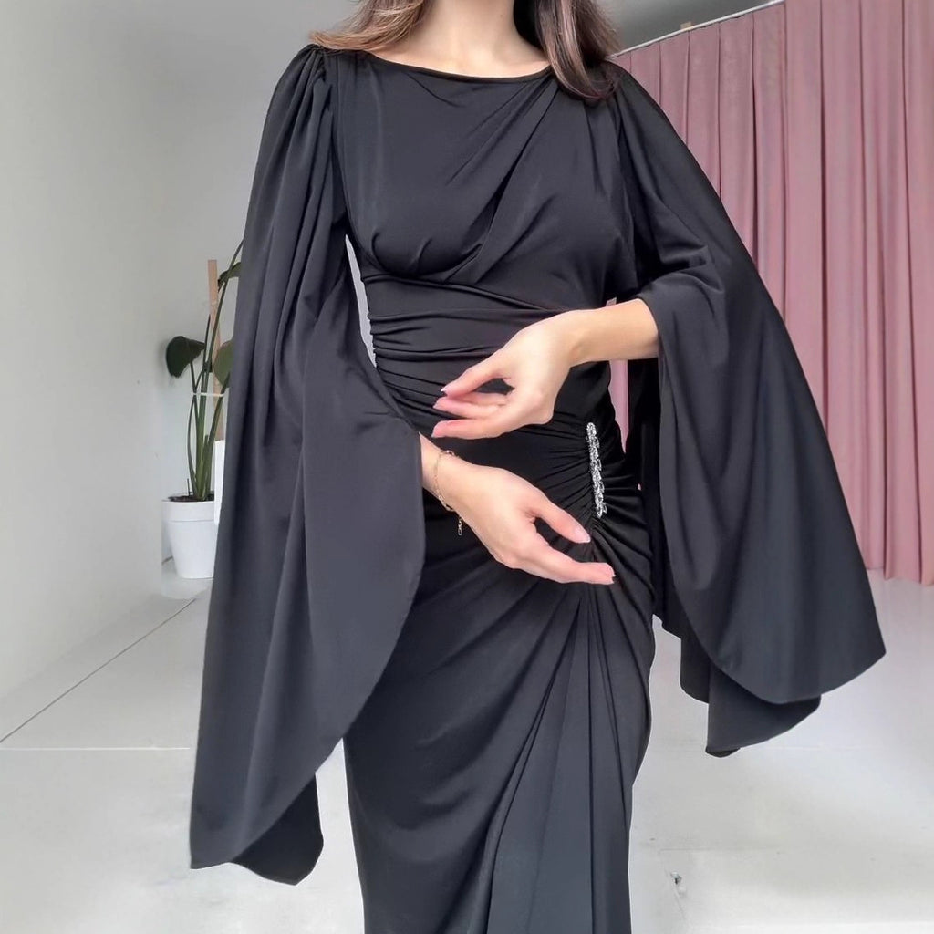 Elegantes Plissée-Kleid mit ausgestellten Ärmeln