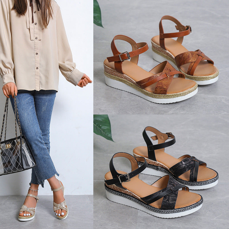 Plus-Size Sandalen mit Schnallen-Plateau – Bild 2 | LuxeStyle