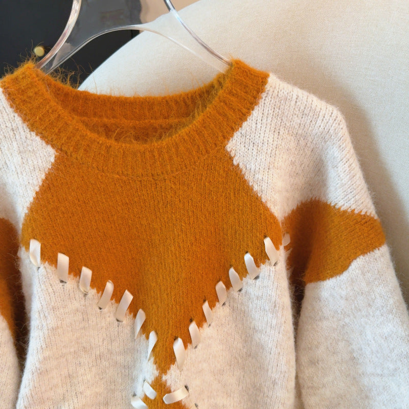 Kontrastfarbener Strickpullover mit Kordelzug
