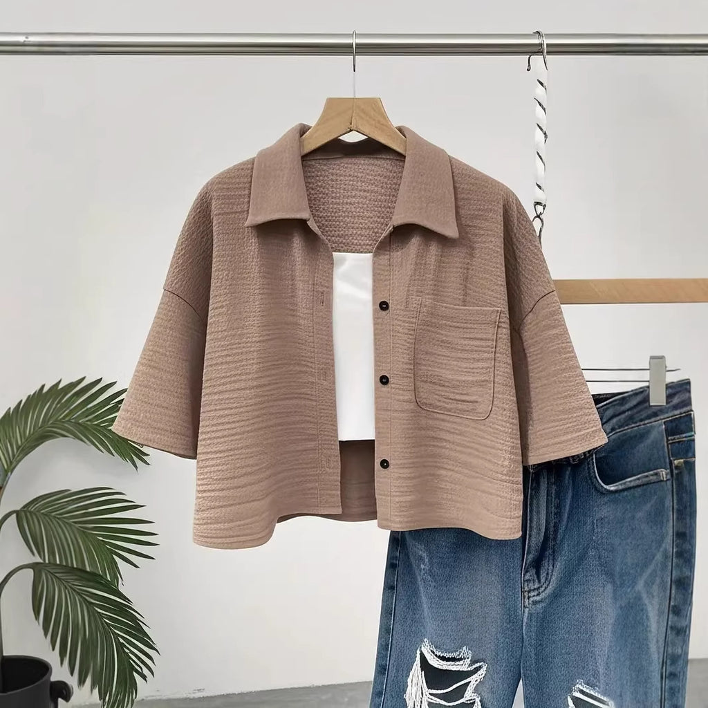 Kurze Bluse mit Knopf-Taschen