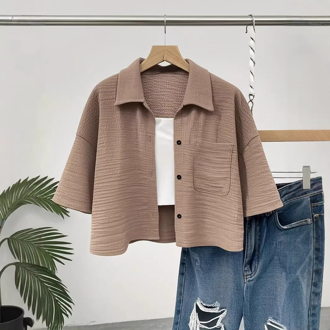 Kurze Bluse mit Knopf-Taschen