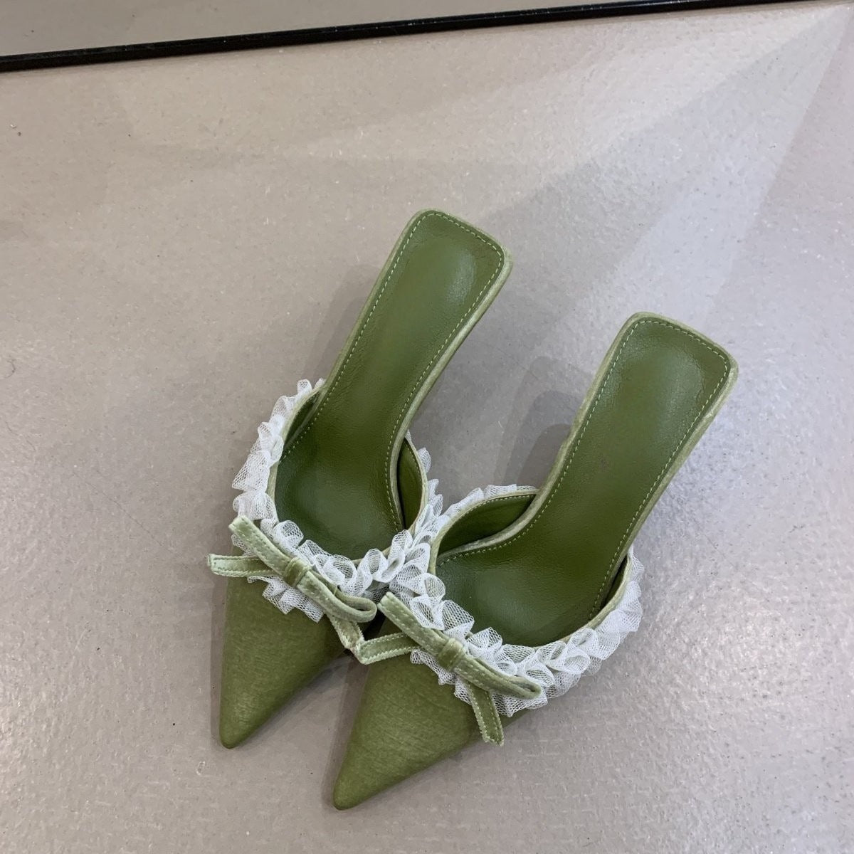 High Heels mit Polka Dots im französischen Stil