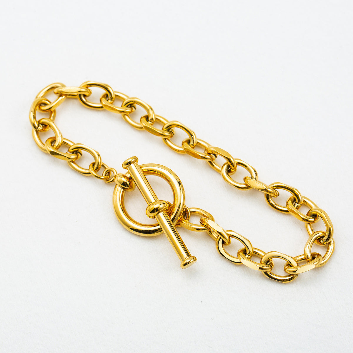 Minimalistisches Kreuzketten-Armband, vergoldet – Bild 5 | LuxeStyle