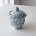 Keramik-Teller mit Tulpenrelief, Nebelblau – Bild 5 | LuxeStyle