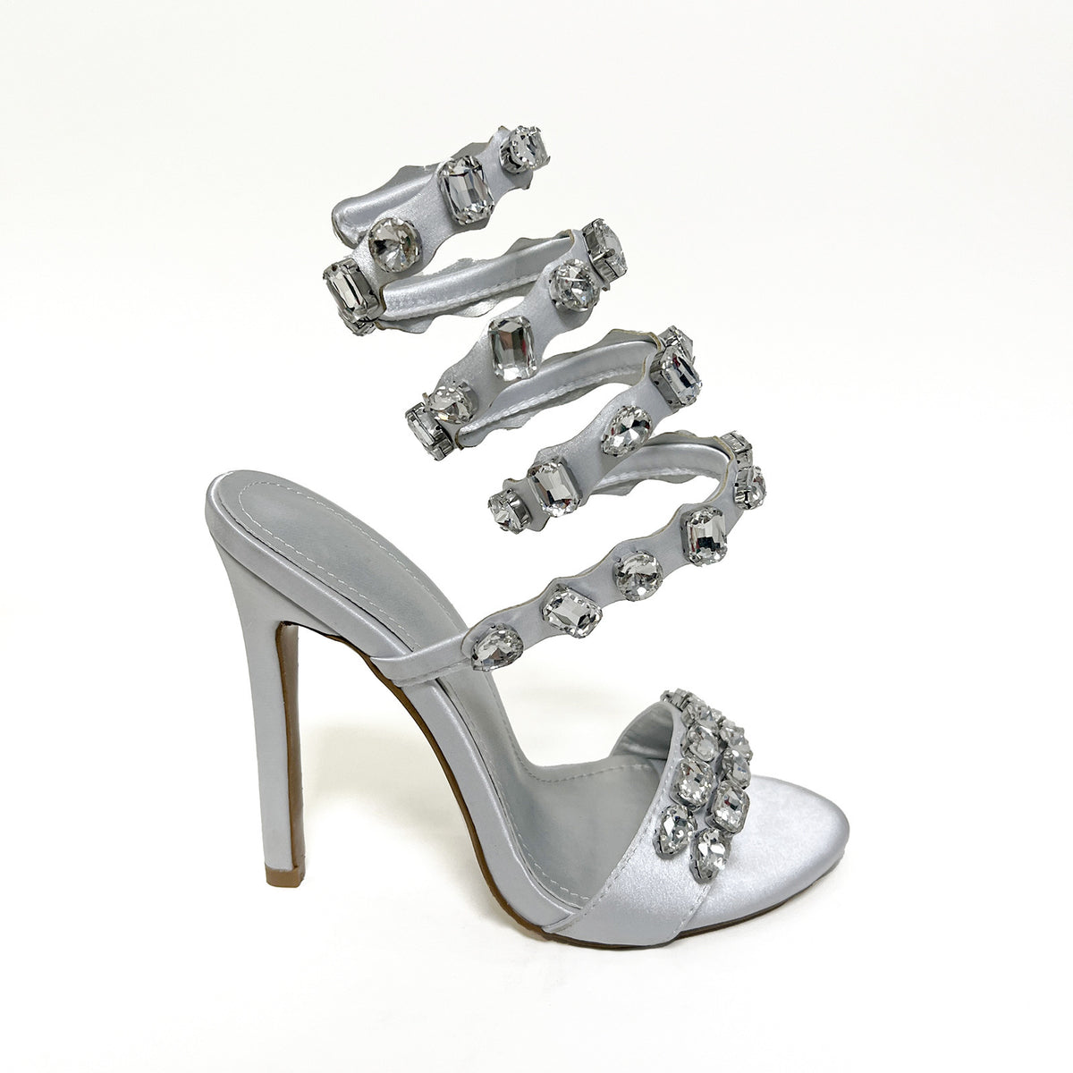 Satin-Sandalen mit Stiletto-Absatz und Strass – Bild 8 | LuxeStyle