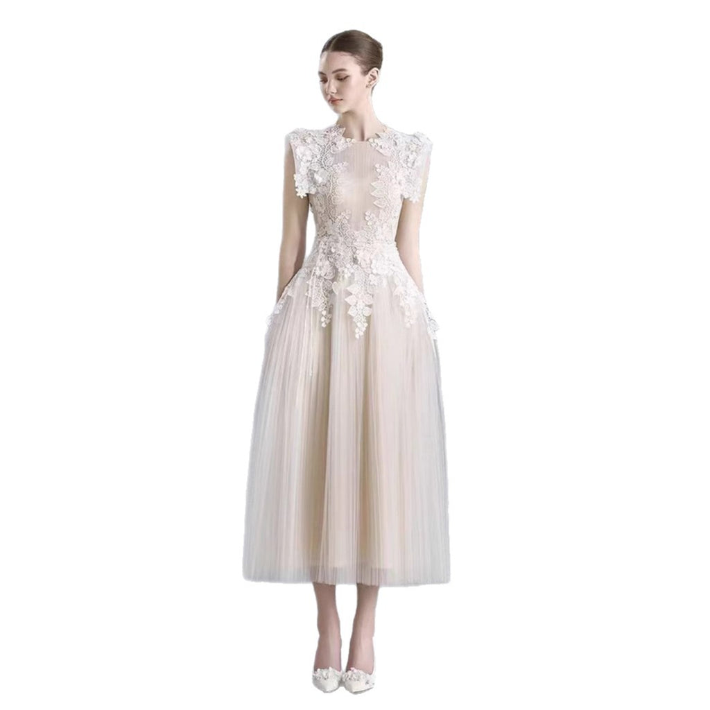 Spitzen-Häkelkleid mit Taillenbetonung