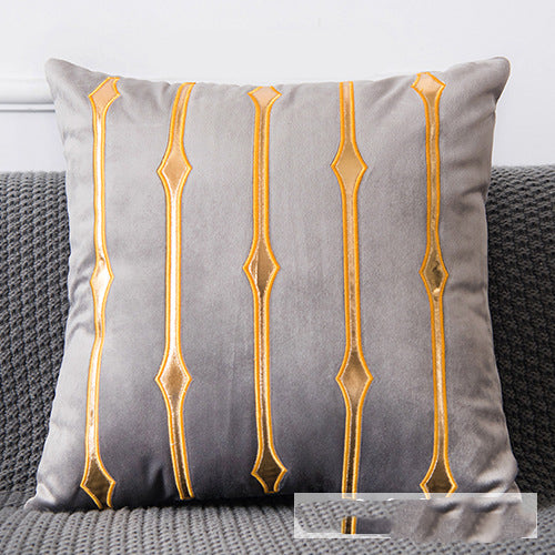 Goldenes Plüschkissen mit Quasten – Bild 3 | LuxeStyle