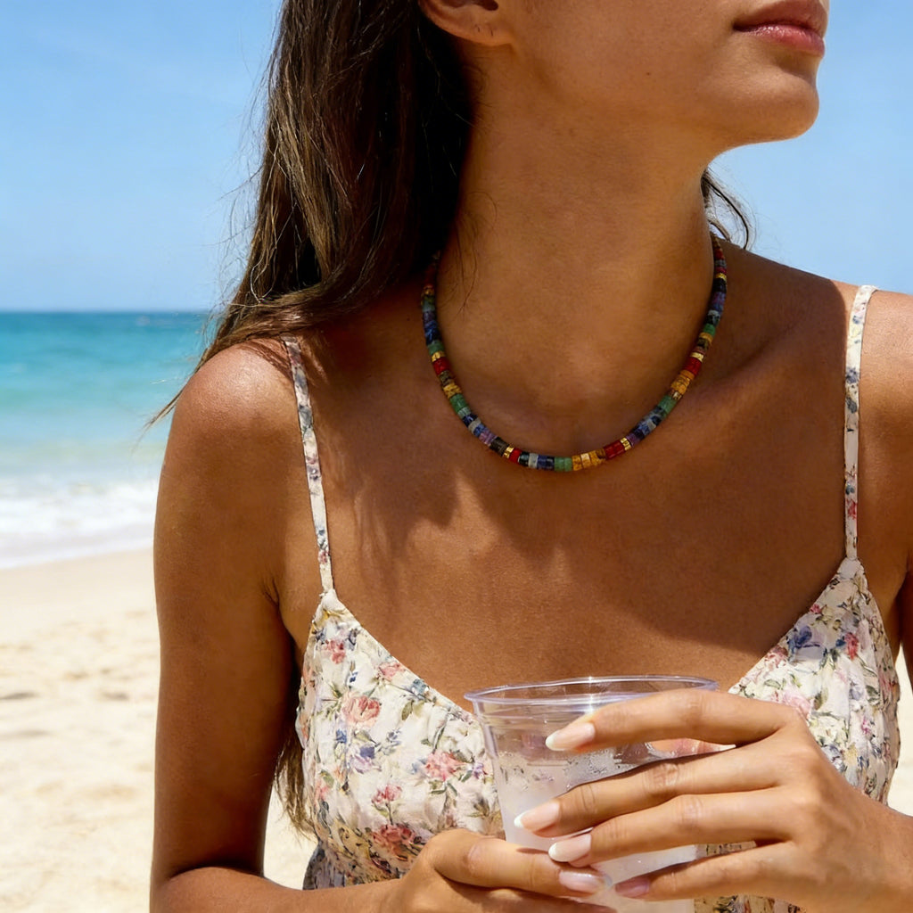 Samsara Boho-Choker am Strand getragen