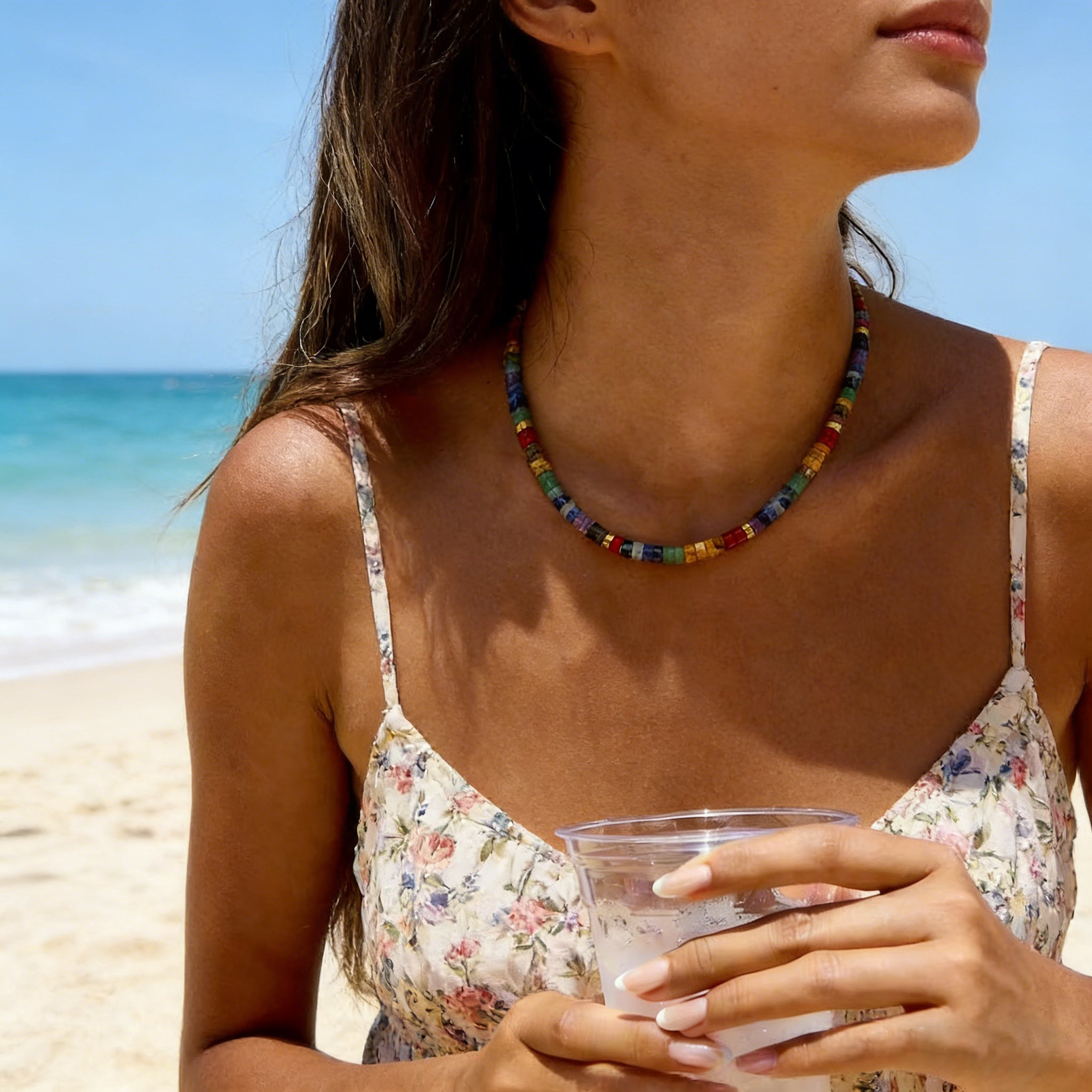 Samsara Boho-Choker am Strand getragen