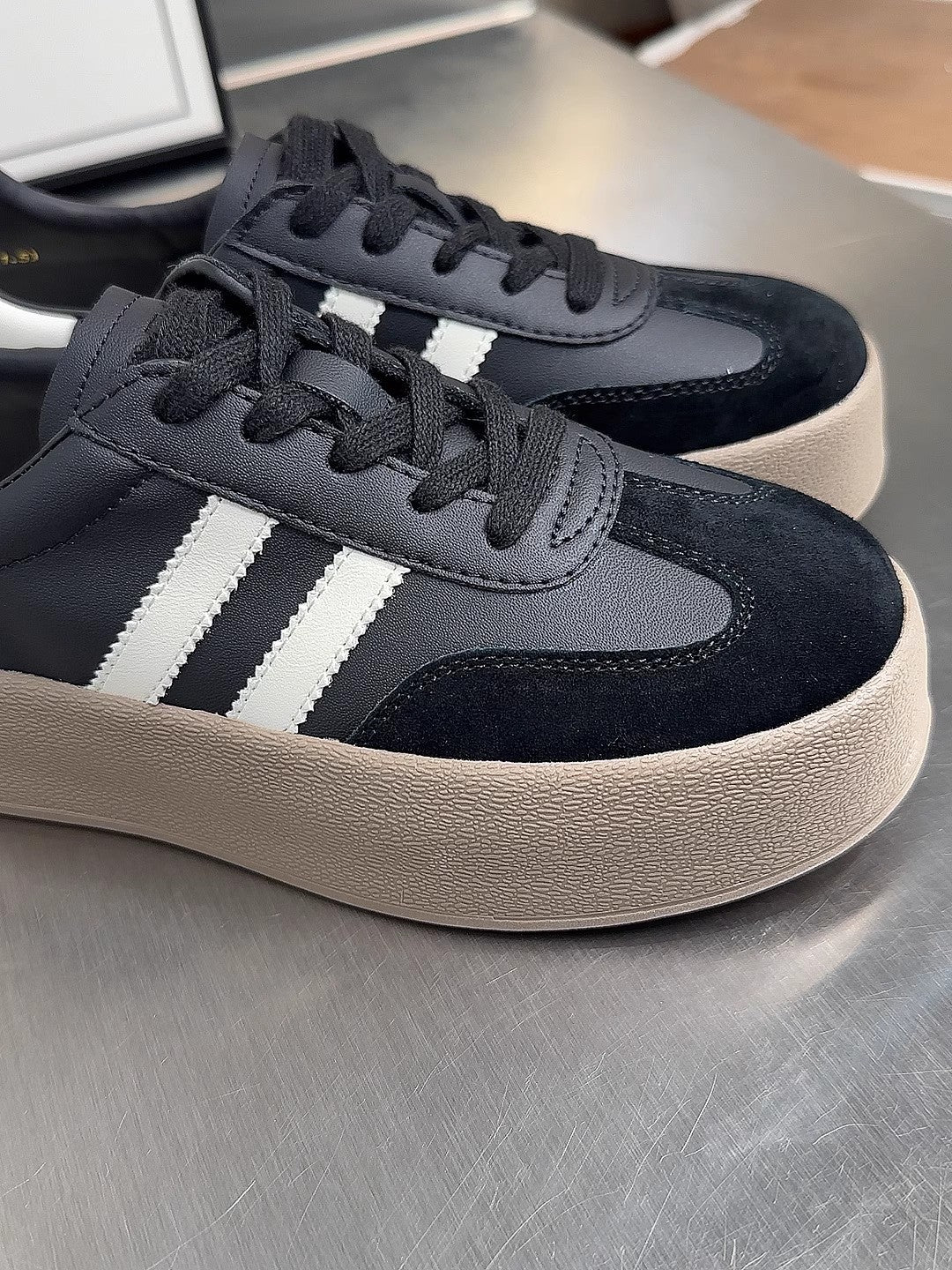 Vintage-Sneaker mit Rundkappe