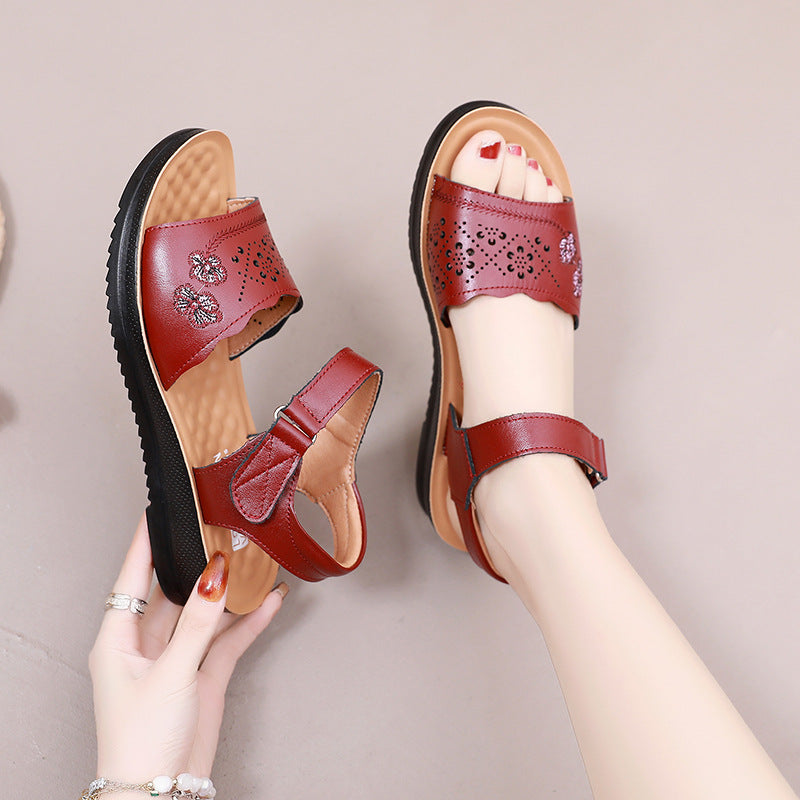 Bequeme Sandalen mit Lochmuster