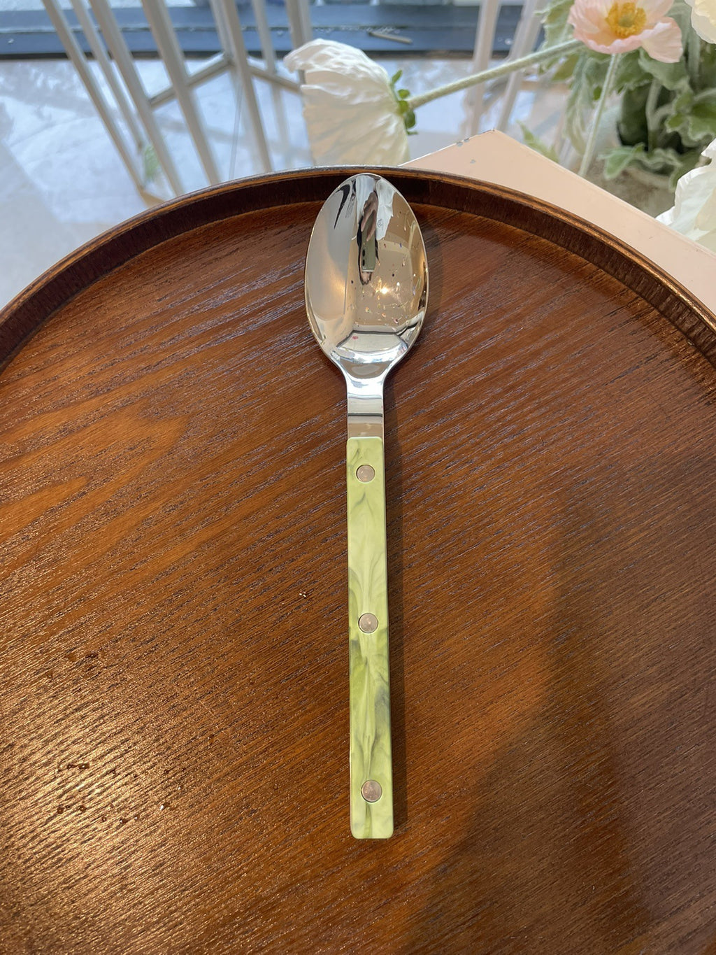 Mehrfarbiges Besteckset im französischen Stil