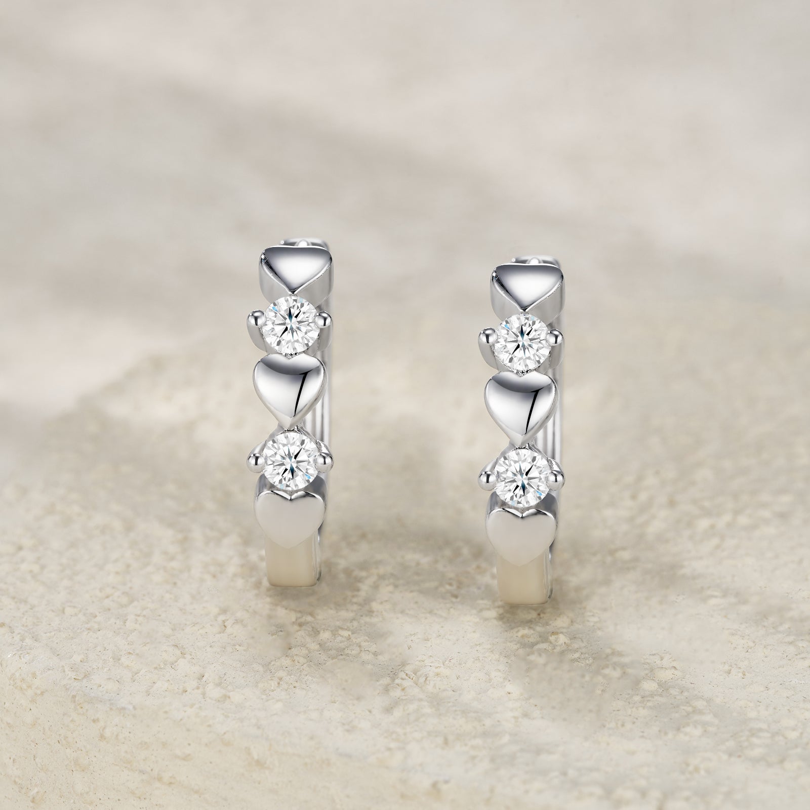 Herzförmige Huggie-Ohrringe mit Moissanite