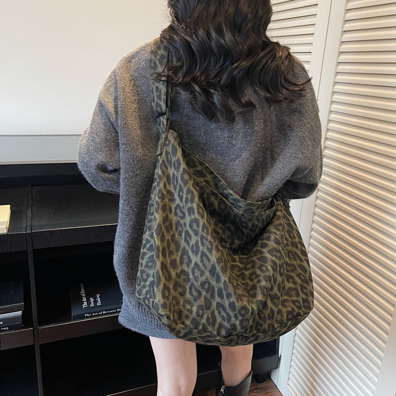 Grosse Umhängetasche im Camouflage-Look – Bild 5 | LuxeStyle