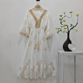 Malaiisch-indonesisches Kleid mit Goldprägung – Bild 1 | LuxeStyle