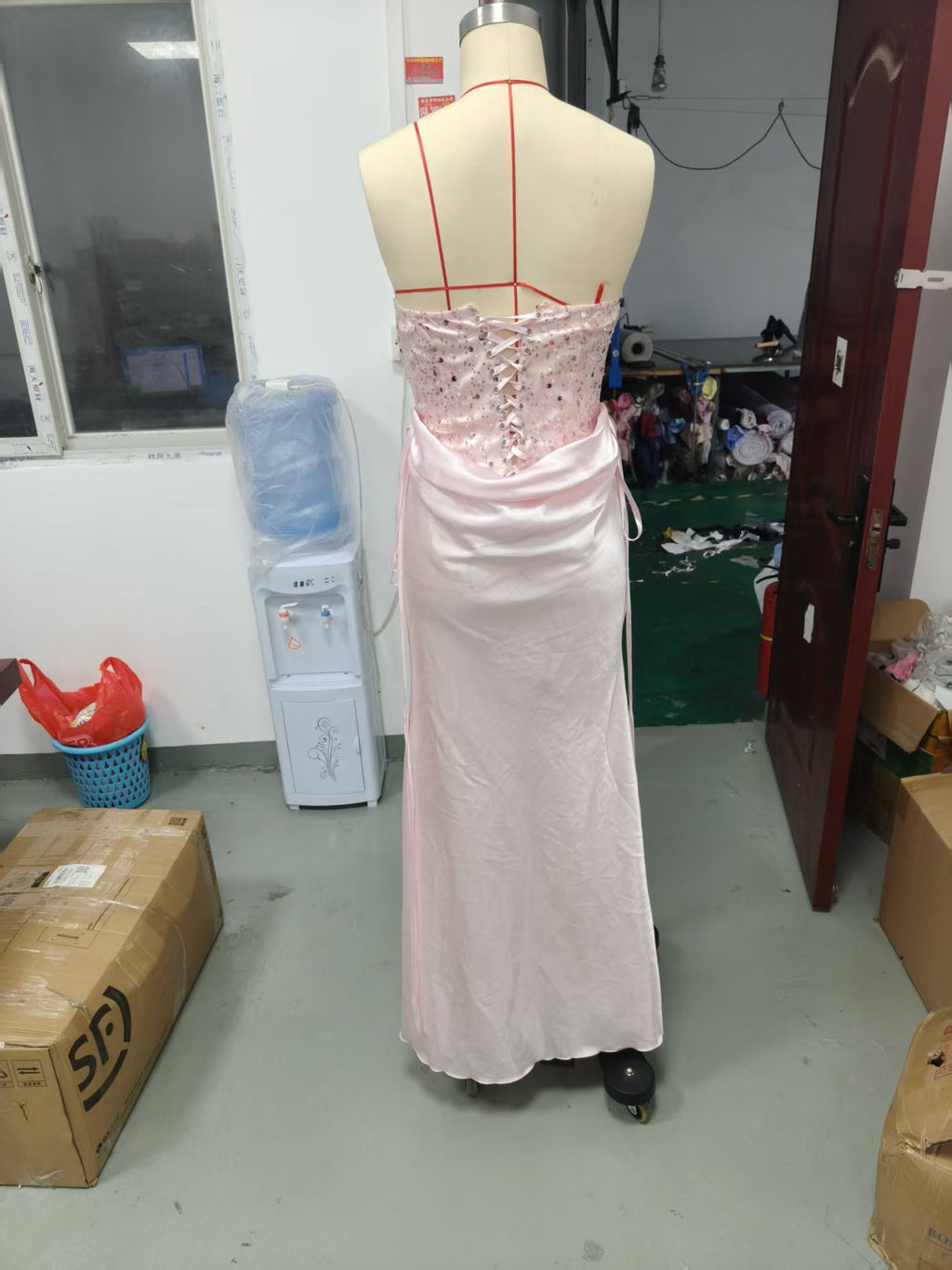 Trägerloses Pailletten-Satin Meerjungfrauen-Abendkleid – Bild 4 | LuxeStyle