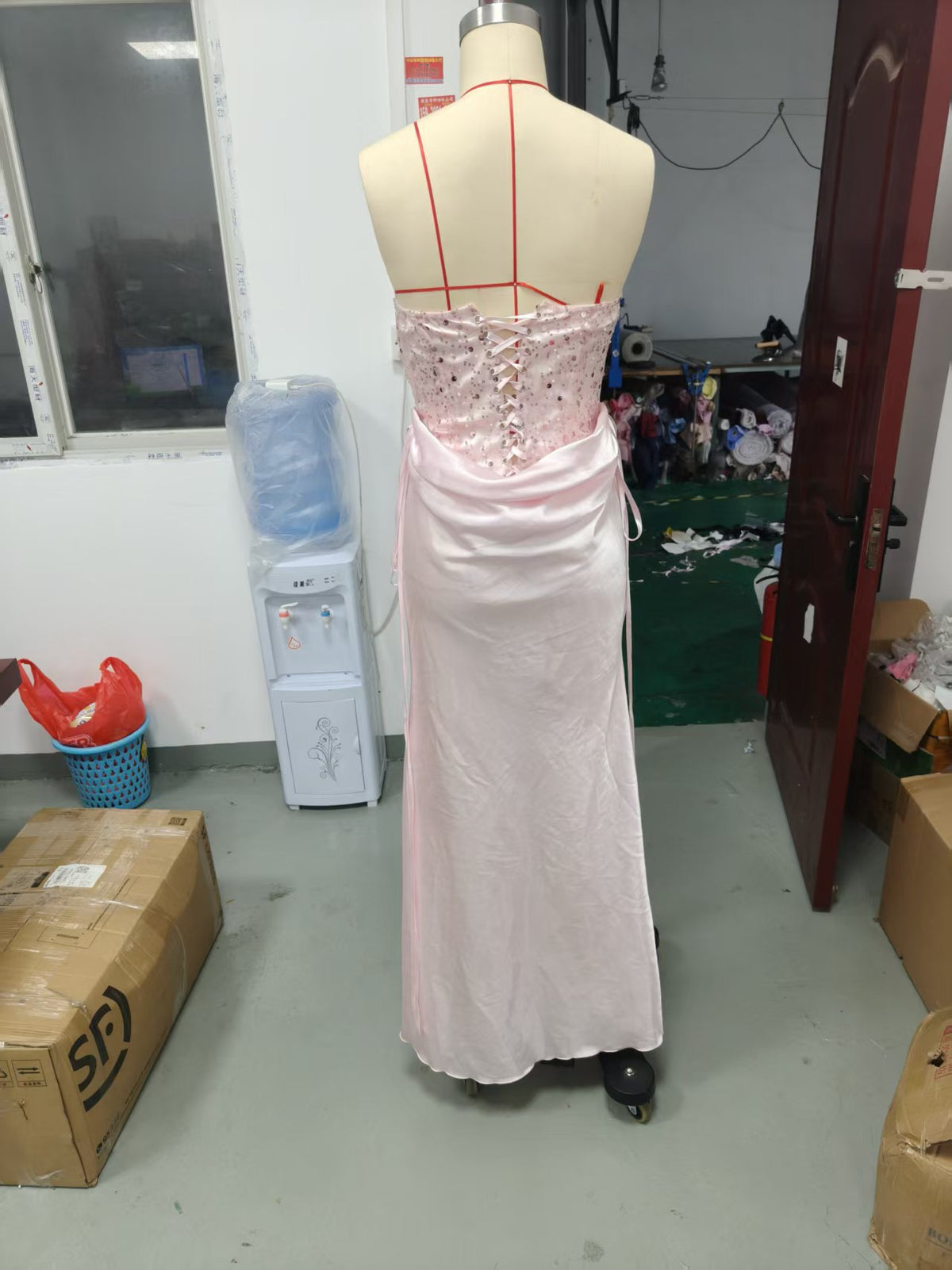 Trägerloses Pailletten-Satin Meerjungfrauen-Abendkleid – Bild 4 | LuxeStyle