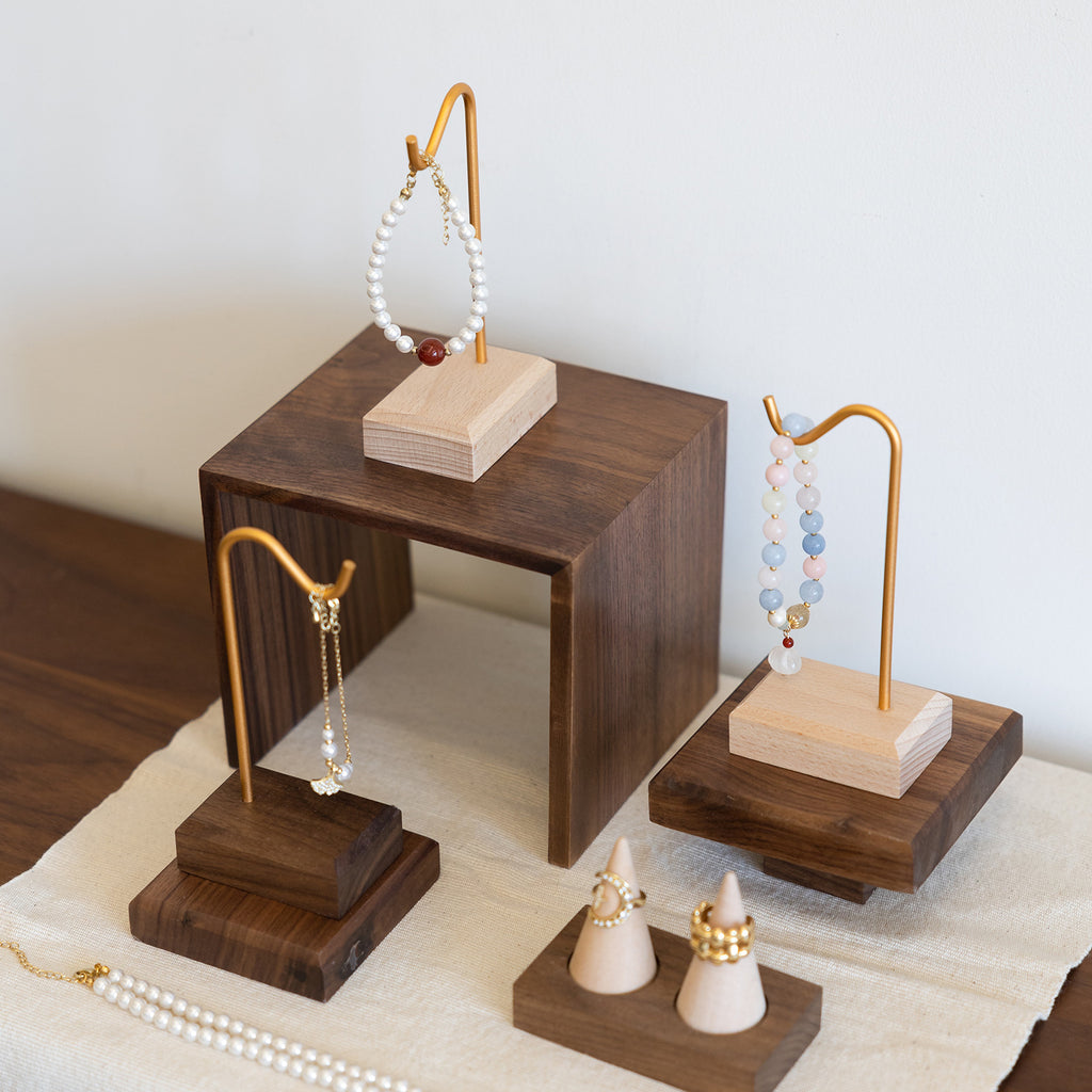 Holzarmband-Display aus Walnuss – Bild 3 | LuxeStyle