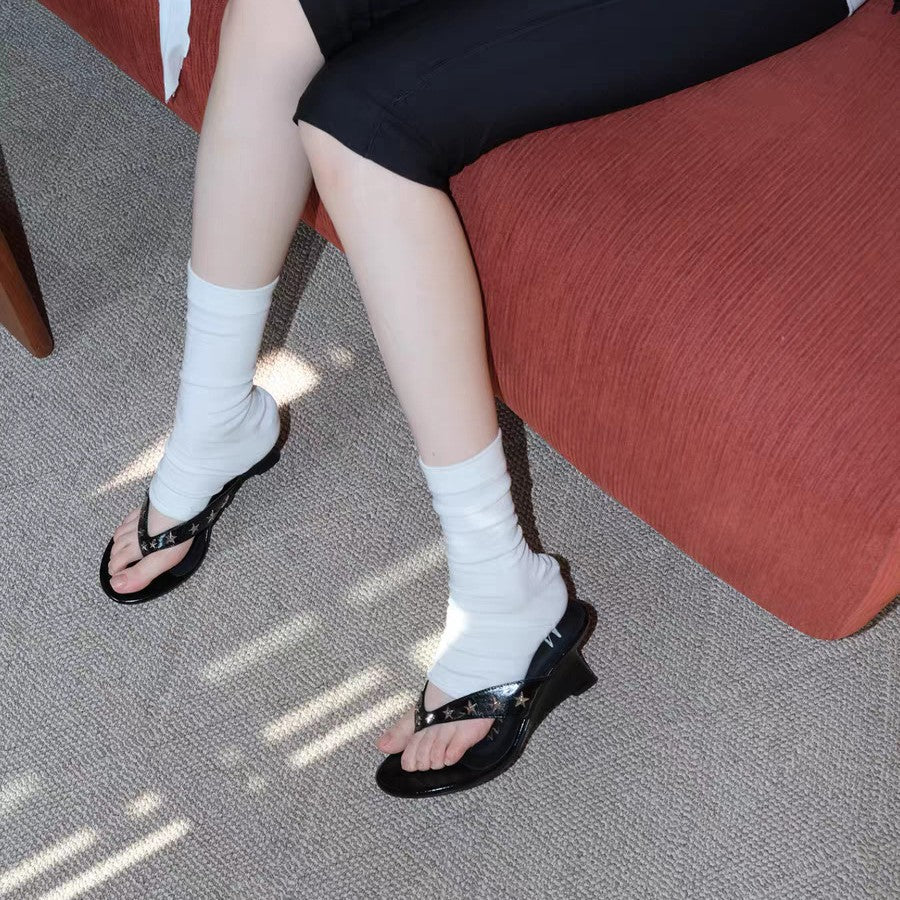 Sandalen mit Nieten und hohem Absatz