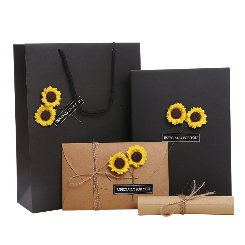 Geschenkbox im Retro-Stil mit Rosen oder Calla