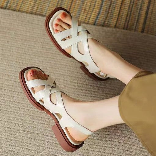 Lackleder-Sandalen mit niedrigem Absatz – Bild 4 | LuxeStyle