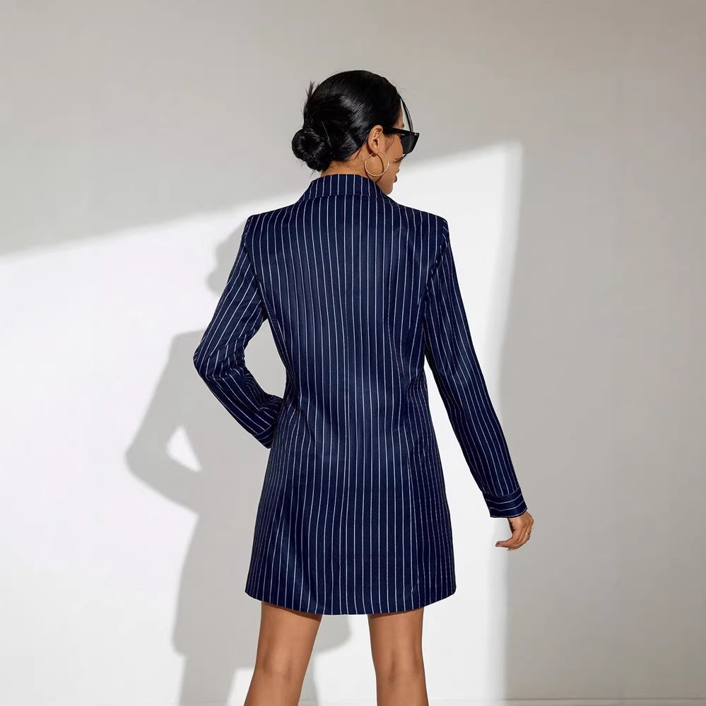 Elegantes marineblaues Kleid mit Reverskragen