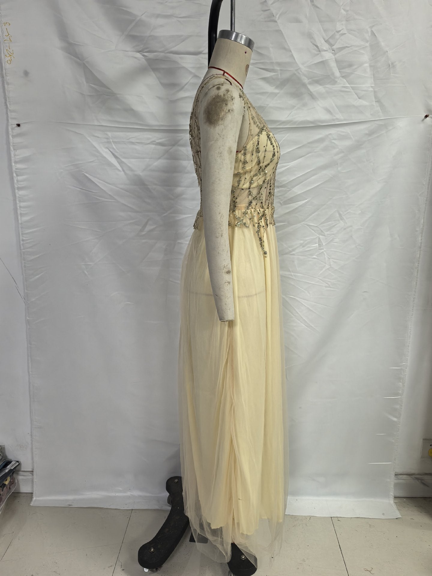 Goldenes Satin-Kleid mit V-Ausschnitt