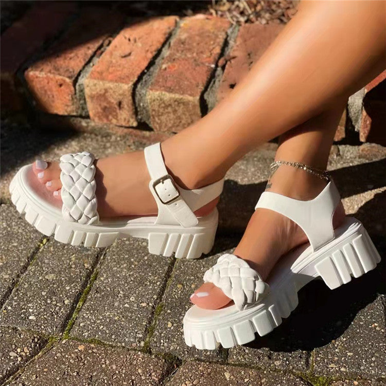 Sandalen mit Riemen und Schnalle – Bild 9 | LuxeStyle