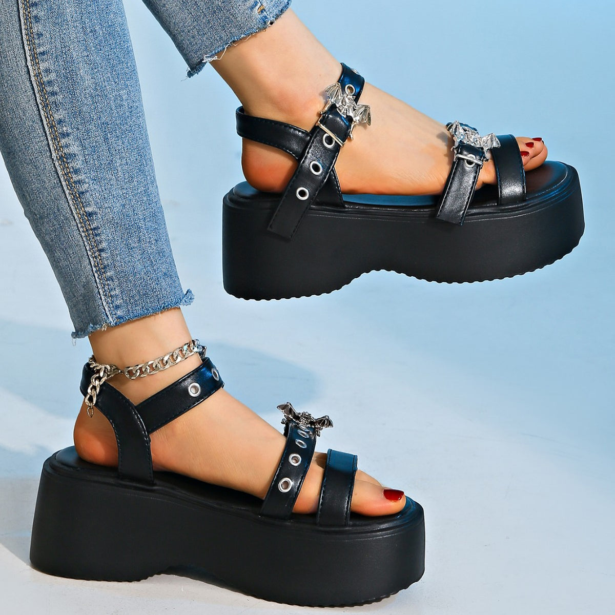 High-rise Plateau-Sandalen mit Nieten – Bild 2 | LuxeStyle
