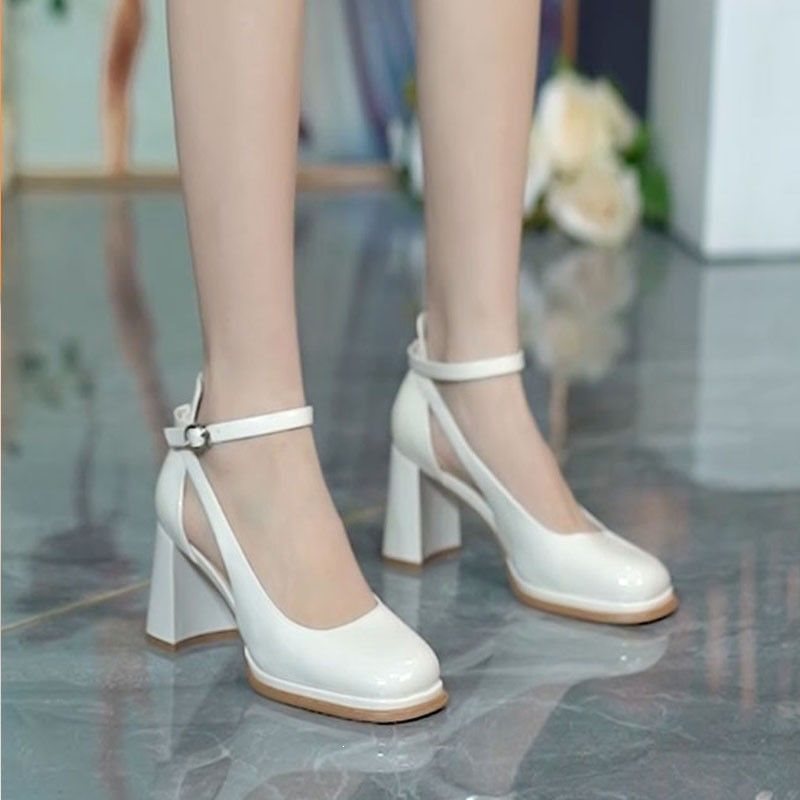 Elegante Retro-High Heels mit Schnalle